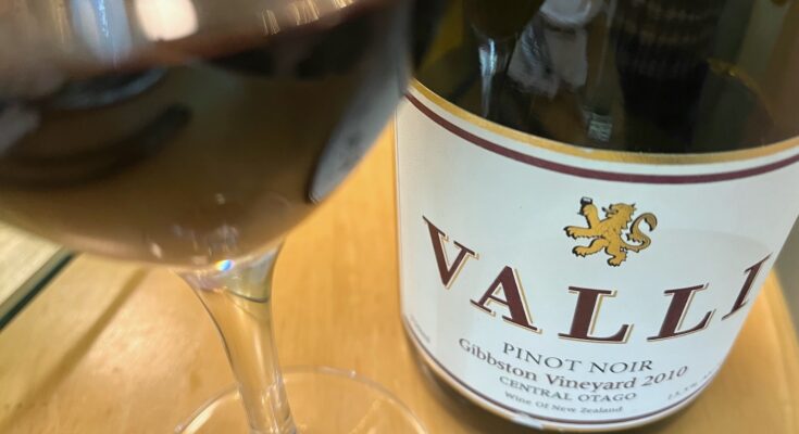 Valli Gibbston Vineyard Pinot Noir 2010