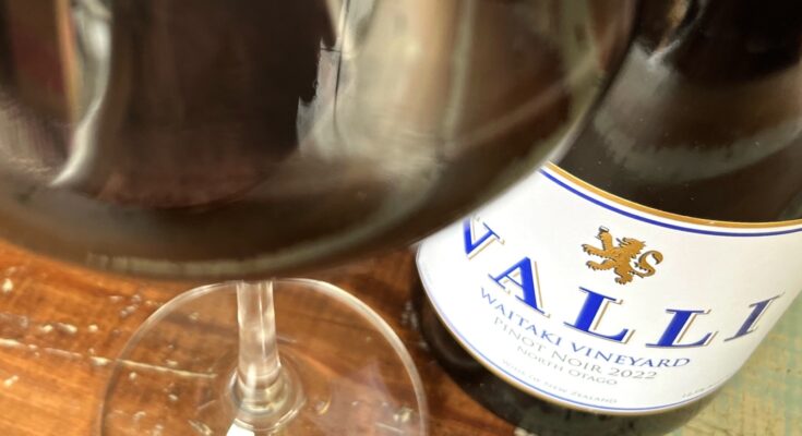 Valli Waitaki Pinot Noir 2022