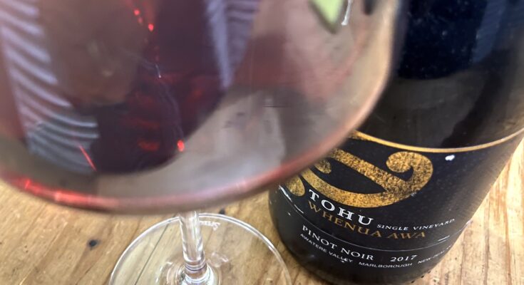Tohu Whenua Awa Pinot Noir 2017